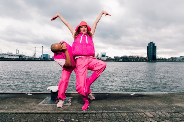 Twee dansers in roze kostuums poseren aan het water, uit de voorstelling PRRRT PRRRT FLAP FLAP
